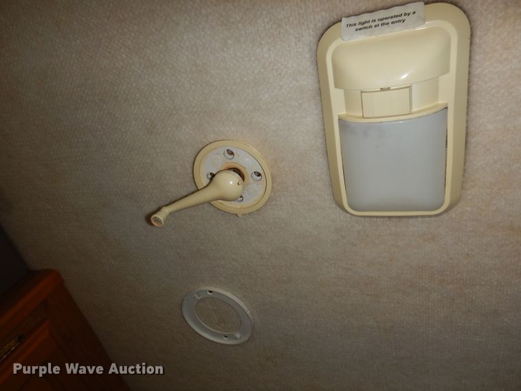 image for item DN1514 2000 Freightliner Fleetwood Discovery  RV