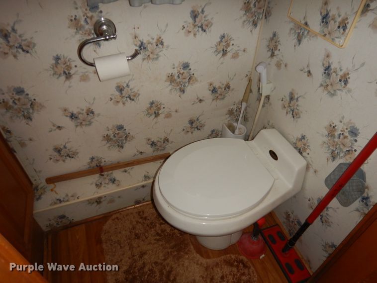 image for item DN1514 2000 Freightliner Fleetwood Discovery  RV