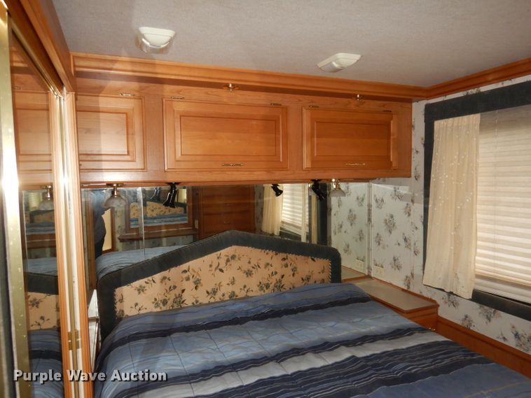 image for item DN1514 2000 Freightliner Fleetwood Discovery  RV