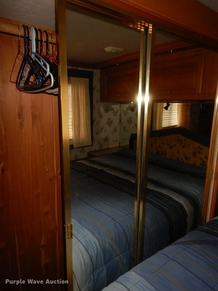 image for item DN1514 2000 Freightliner Fleetwood Discovery  RV