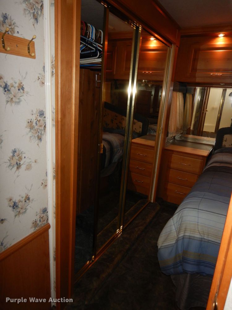 image for item DN1514 2000 Freightliner Fleetwood Discovery  RV