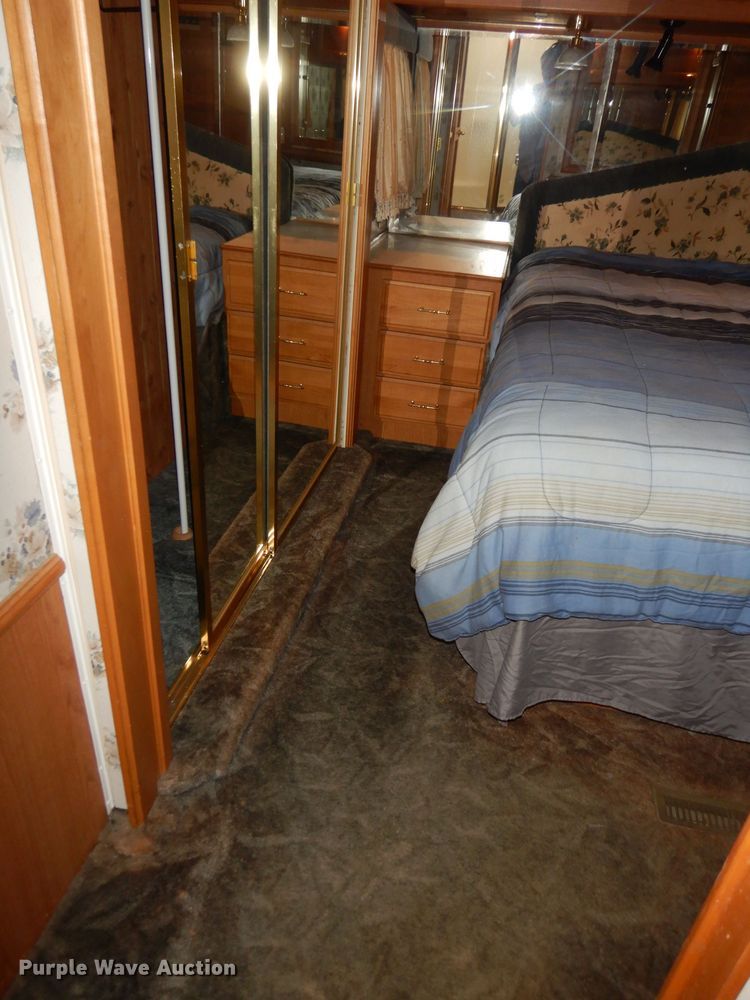 image for item DN1514 2000 Freightliner Fleetwood Discovery  RV