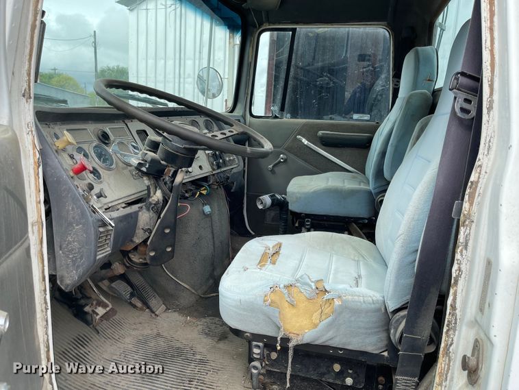 image for item ED9393 1993 Ford Aero Max L9000  toter truck