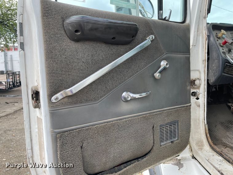 image for item ED9393 1993 Ford Aero Max L9000  toter truck