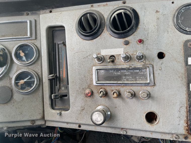 image for item ED9393 1993 Ford Aero Max L9000  toter truck