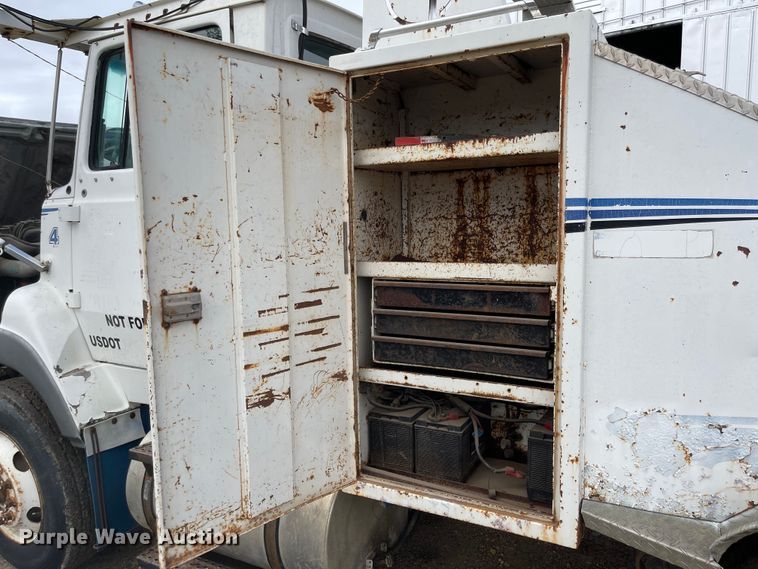 image for item ED9393 1993 Ford Aero Max L9000  toter truck