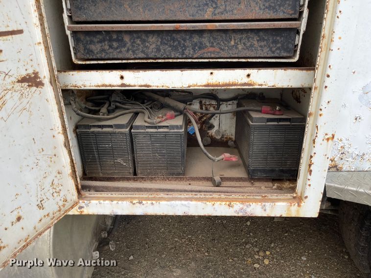 image for item ED9393 1993 Ford Aero Max L9000  toter truck