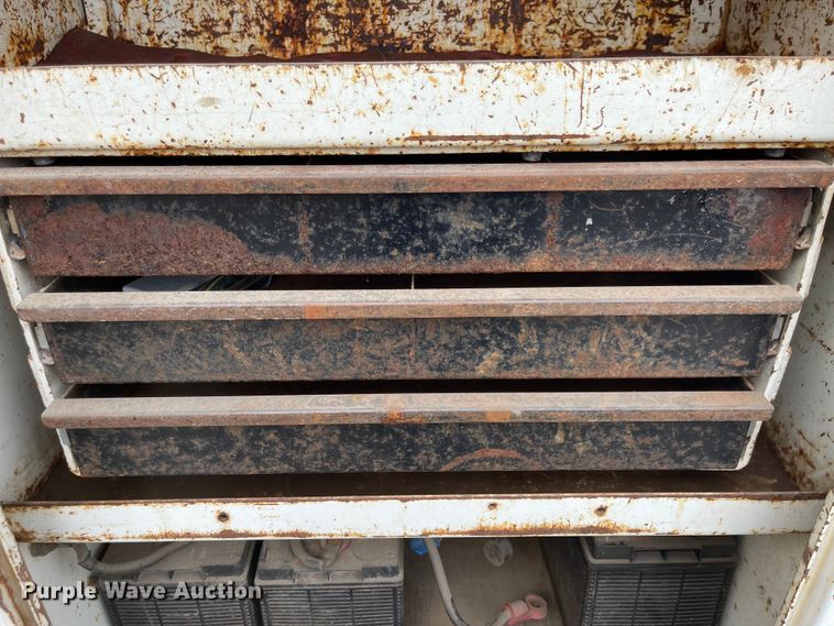 image for item ED9393 1993 Ford Aero Max L9000  toter truck