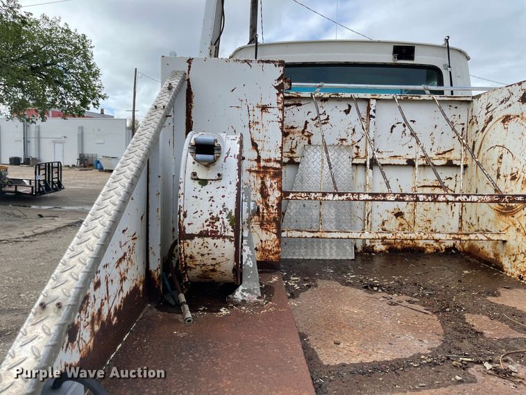 image for item ED9393 1993 Ford Aero Max L9000  toter truck