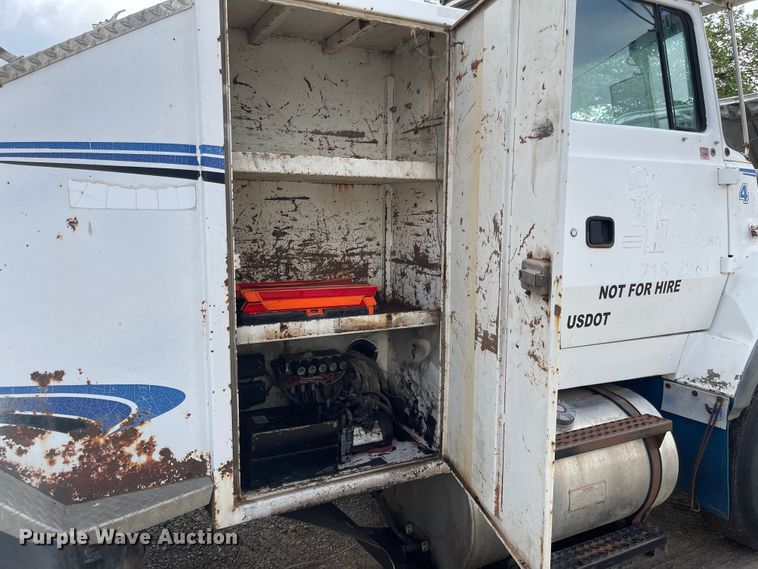 image for item ED9393 1993 Ford Aero Max L9000  toter truck