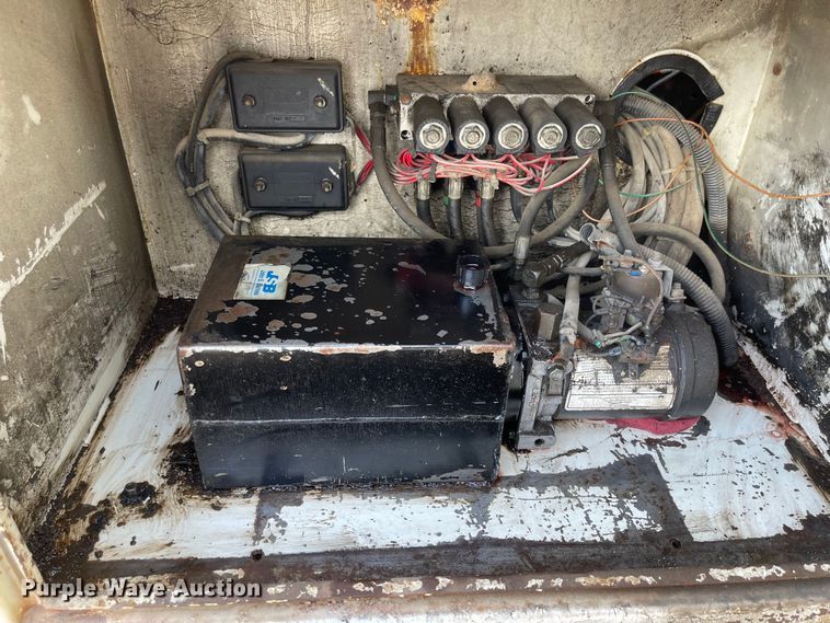 image for item ED9393 1993 Ford Aero Max L9000  toter truck