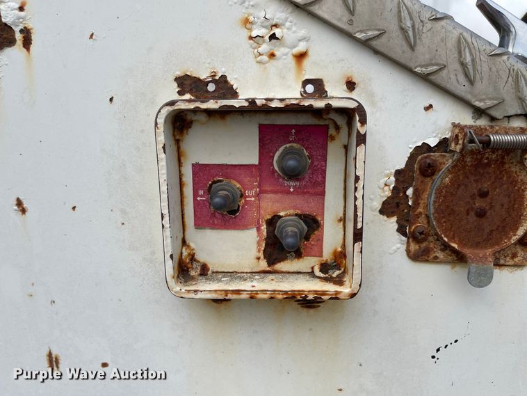 image for item ED9393 1993 Ford Aero Max L9000  toter truck