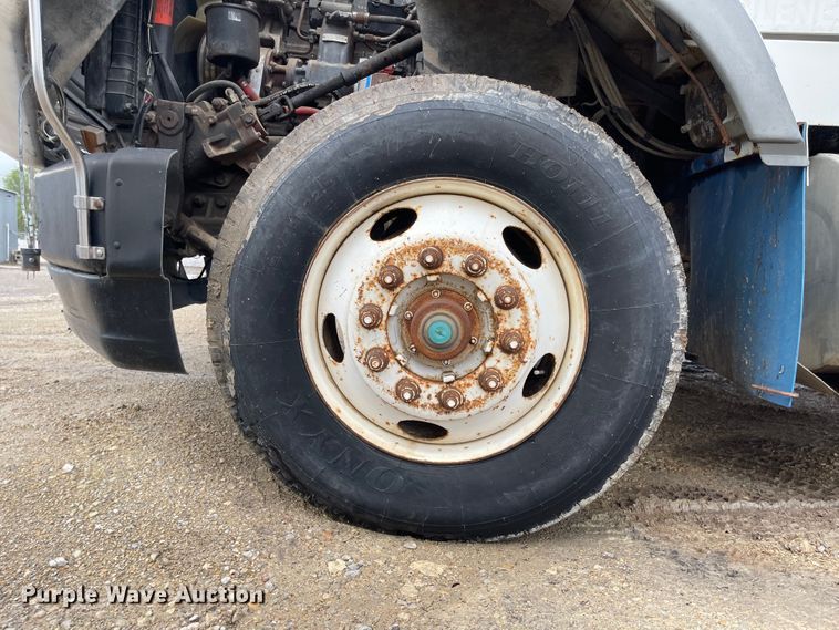 image for item ED9393 1993 Ford Aero Max L9000  toter truck