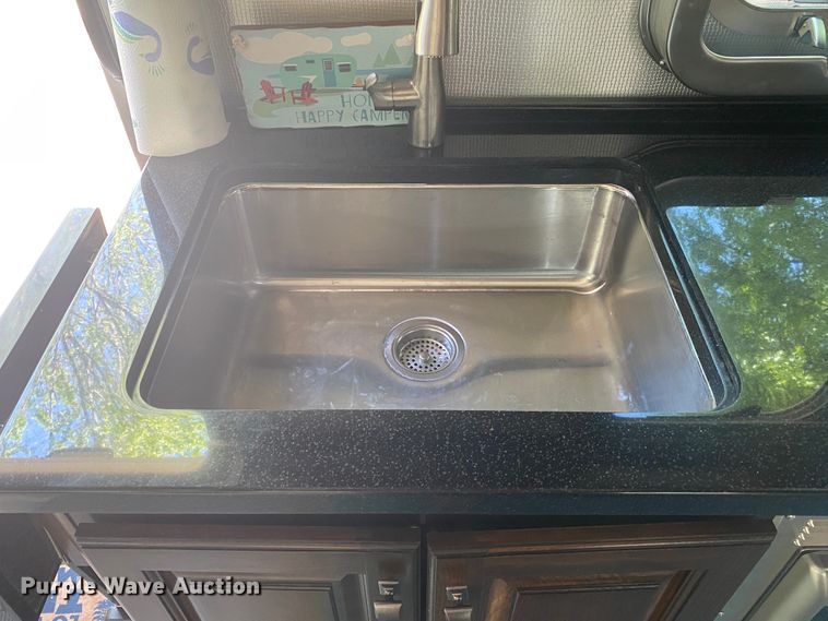 image for item JL9031 2018 Airstream 30RB Classic  camper