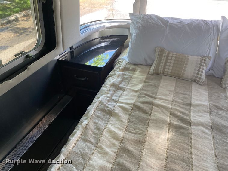 image for item JL9031 2018 Airstream 30RB Classic  camper