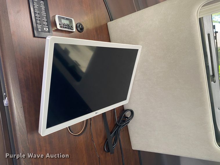 image for item JL9031 2018 Airstream 30RB Classic  camper