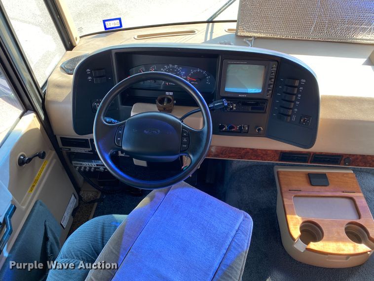 image for item JL9039 1999 Winnebago WFL34WY  RV