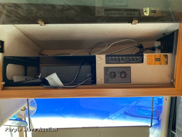 image for item JL9039 1999 Winnebago WFL34WY  RV