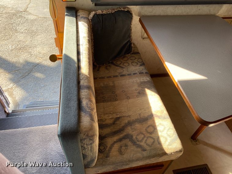 image for item JL9039 1999 Winnebago WFL34WY  RV