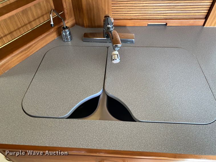 image for item JL9039 1999 Winnebago WFL34WY  RV