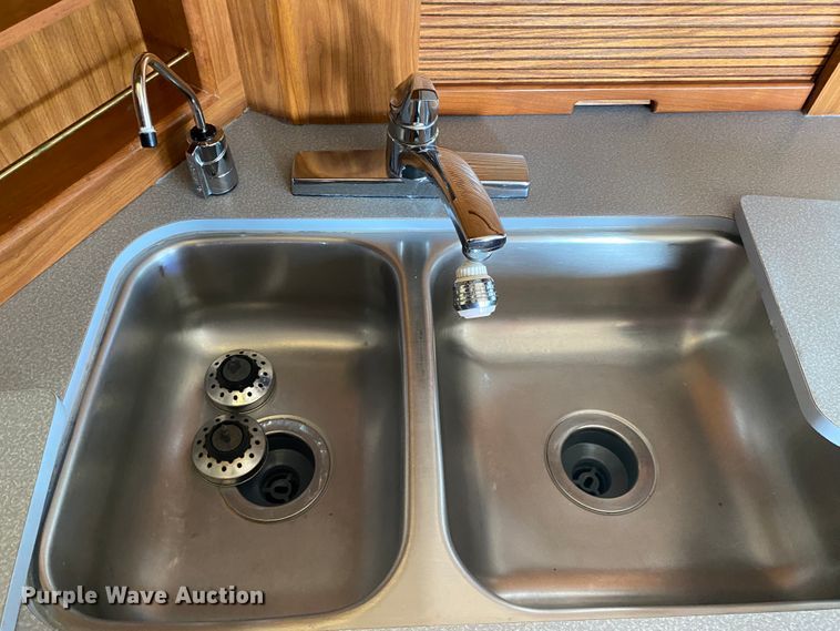 image for item JL9039 1999 Winnebago WFL34WY  RV