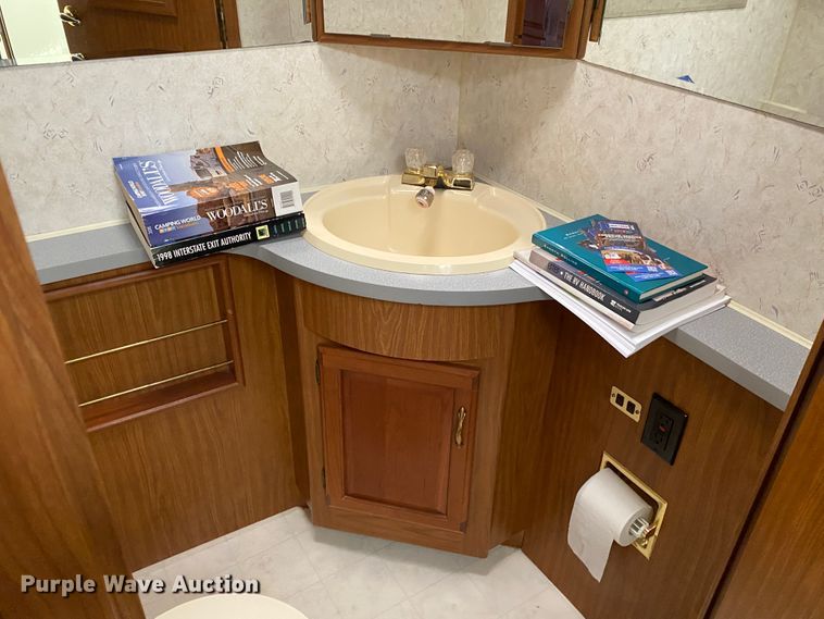 image for item JL9039 1999 Winnebago WFL34WY  RV