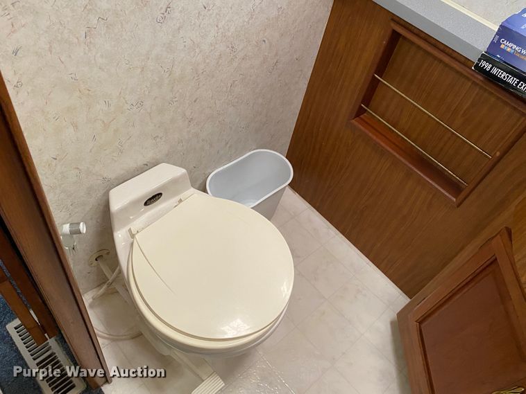 image for item JL9039 1999 Winnebago WFL34WY  RV