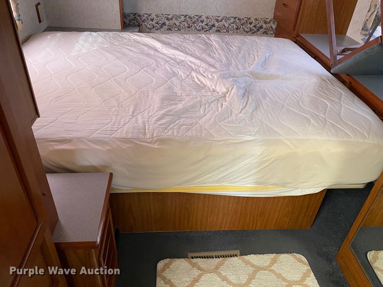 image for item JL9039 1999 Winnebago WFL34WY  RV