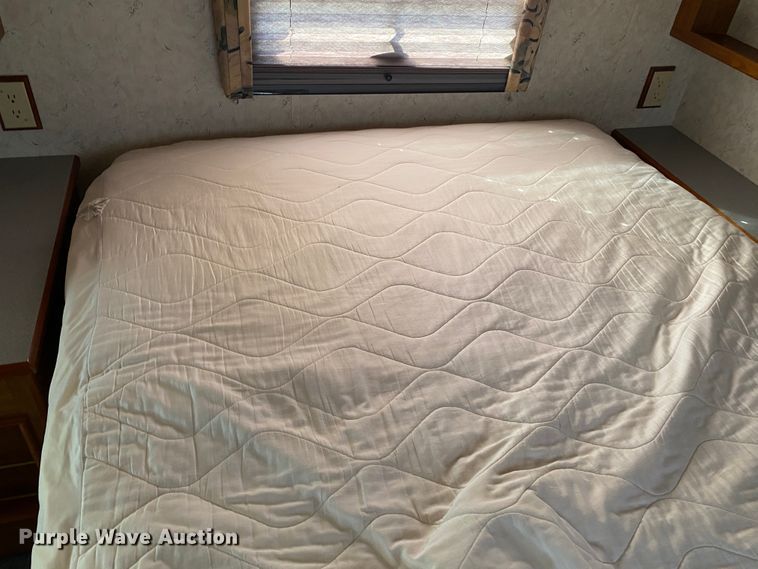 image for item JL9039 1999 Winnebago WFL34WY  RV