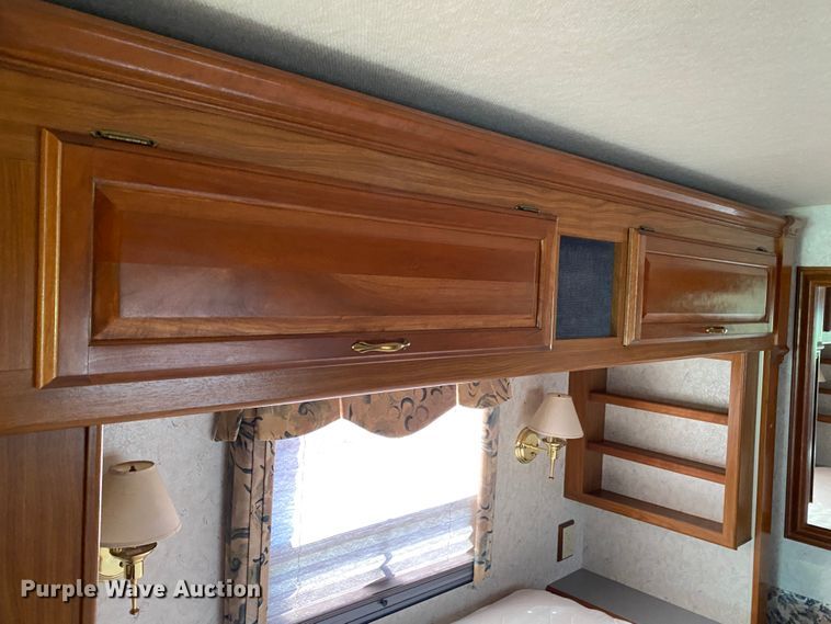 image for item JL9039 1999 Winnebago WFL34WY  RV