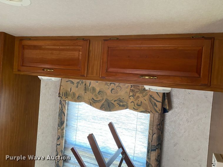 image for item JL9039 1999 Winnebago WFL34WY  RV