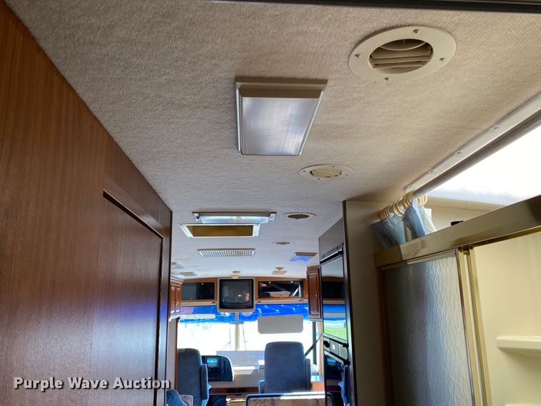 image for item JL9039 1999 Winnebago WFL34WY  RV