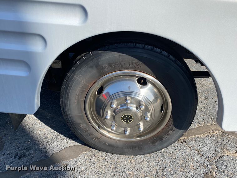 image for item JL9039 1999 Winnebago WFL34WY  RV