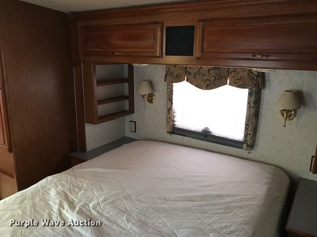 image for item JL9039 1999 Winnebago WFL34WY  RV