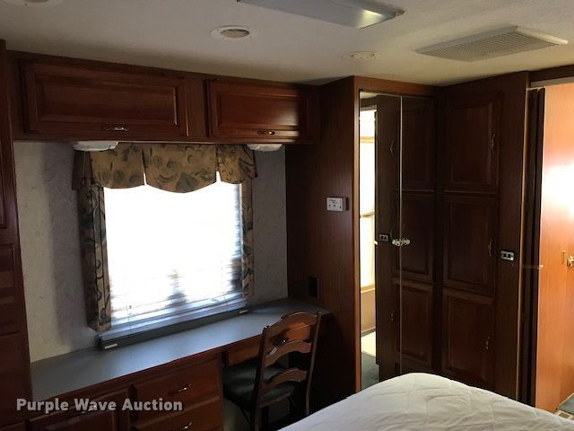 image for item JL9039 1999 Winnebago WFL34WY  RV