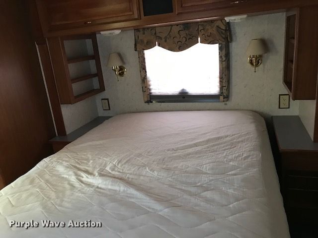 image for item JL9039 1999 Winnebago WFL34WY  RV