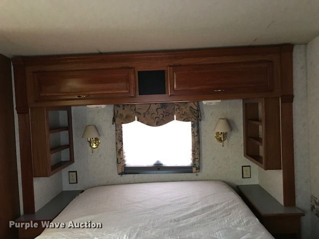 image for item JL9039 1999 Winnebago WFL34WY  RV