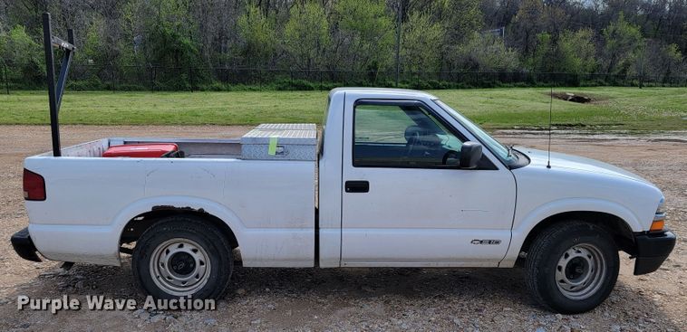 image for item JL9599 2001 Chevrolet S10  pickup truck