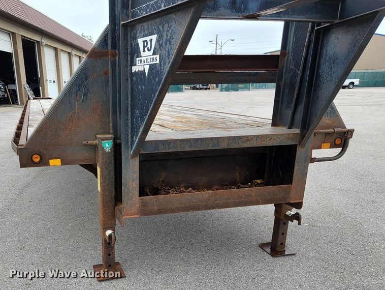 image for item JM9089 2002 PJ Trailers  equipment trailer