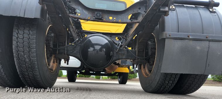 image for item JM9090 2013 International DuraStar 4300  truck cab and chassis