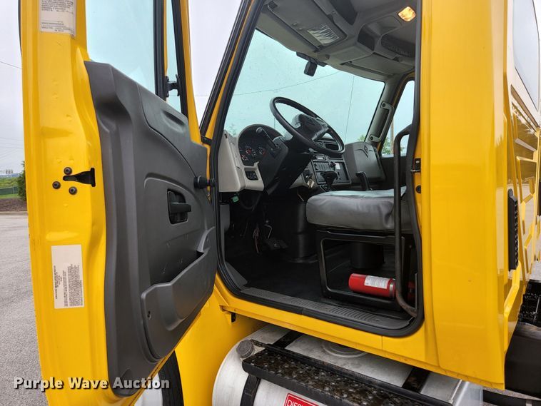 image for item JM9090 2013 International DuraStar 4300  truck cab and chassis