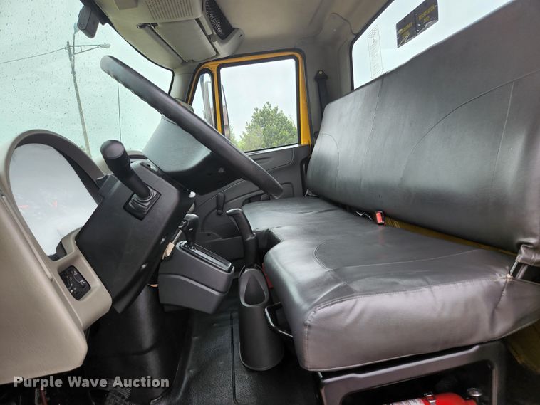 image for item JM9090 2013 International DuraStar 4300  truck cab and chassis