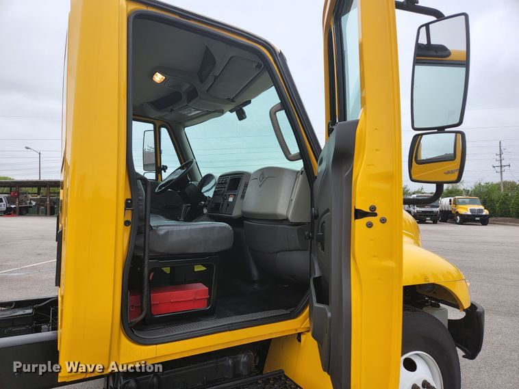 image for item JM9090 2013 International DuraStar 4300  truck cab and chassis