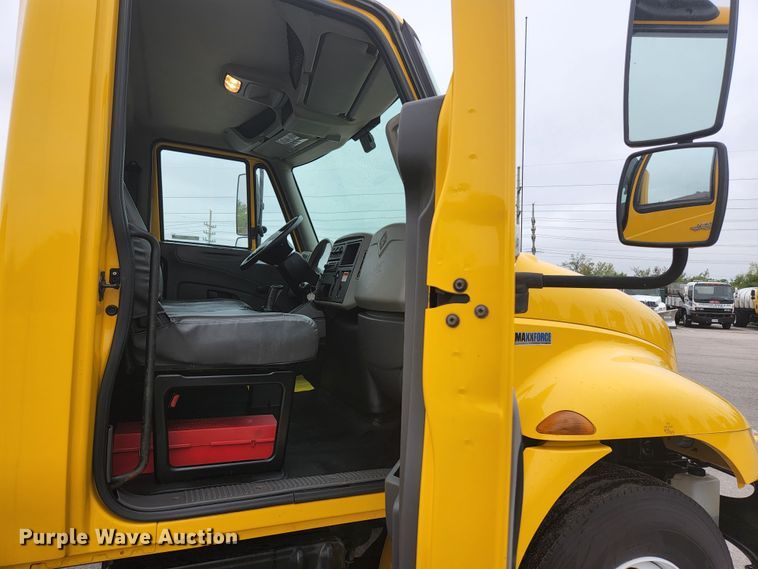 image for item JM9090 2013 International DuraStar 4300  truck cab and chassis