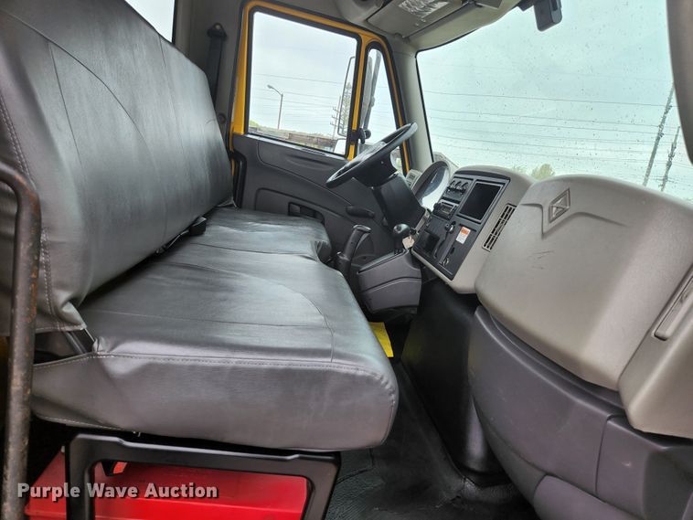 image for item JM9090 2013 International DuraStar 4300  truck cab and chassis