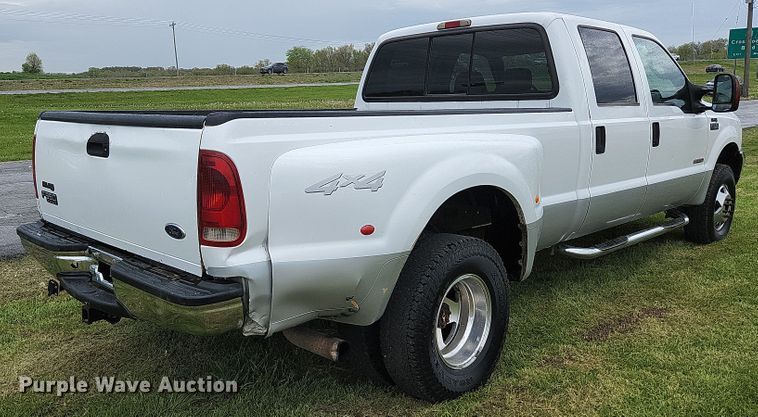 image for item JM9124 2004 Ford F350 Super Duty XLT  Crew Cab pickup truck