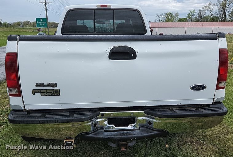 image for item JM9124 2004 Ford F350 Super Duty XLT  Crew Cab pickup truck
