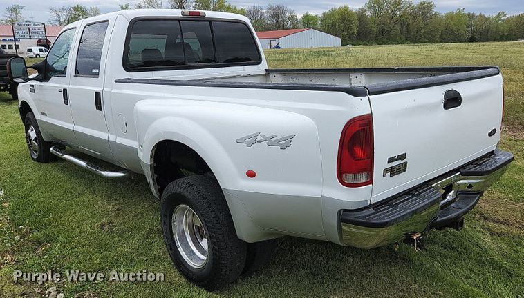 image for item JM9124 2004 Ford F350 Super Duty XLT  Crew Cab pickup truck