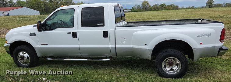 image for item JM9124 2004 Ford F350 Super Duty XLT  Crew Cab pickup truck