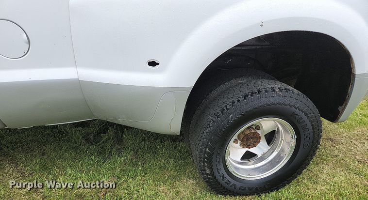 image for item JM9124 2004 Ford F350 Super Duty XLT  Crew Cab pickup truck